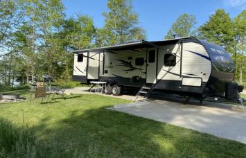 RV Camping Rent Family Relaxtion Queen Bed Stove Fridge Shower Kids