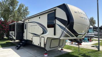 Large rear living, king master with dual vanity and walk in shower Large rear living, king master with dual vanity and walk in shower